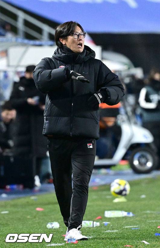 [OSEN=수원월드컵경기장, 최규한 기자] 3일 오후 경기도 수원월드컵경기장에서 ‘K리그 승강 플레이오프(PO)’ 1차전 수원 삼성과 제주 SK의 경기가 열렸다.이날 경기는 제주가 1-0으로 승리하며 잔류에 청신호를 켰다.후반 제주 김정수 감독대행이 작전지시를 내리고 있다. 2025.12.03 / dreamer@osen.co.kr