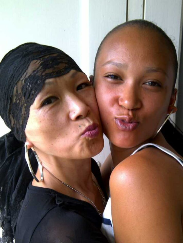 ▲생전의 어머니(왼쪽)와 로비야. ⓒ필자 제공