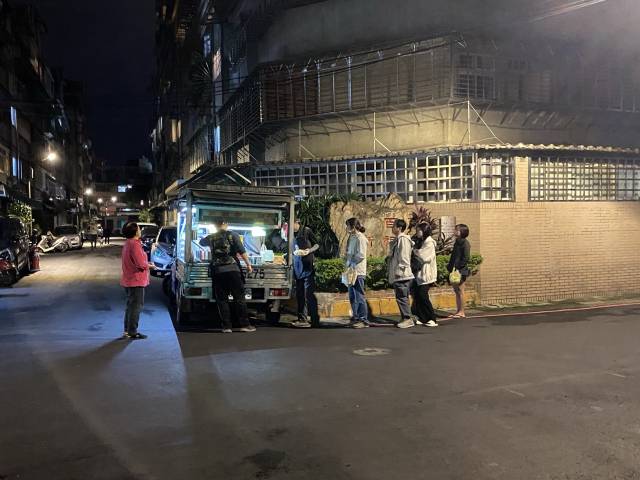 ▲ 악명 높은 초토푸(臭豆腐, 취두부)를 파는 푸드트럭에 줄을 선 대만 사람들. 트럭이 지나가도 몇 시간 정도는 냄새가 남아있다. ⓒ필자