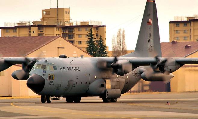 미 공군 소속 C-130H 허큘리스 수송기 1대가 일본 요코다 미군 기지에 세워져 있다. 요코다 기지에는 주일미군 사령부, 미 제5공군 사령부 등이 주둔하고 있다. 미 공군 홈페이지