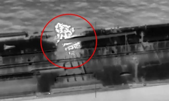 우크라이나군이 지중해 중립 해역에서 드론으로 러시아의 그림자 함대 유조선을 공격하는 모습. 영상 캡처