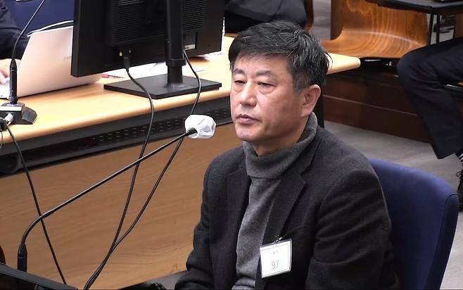노상원 전 국군정보사령관이 12월8일 윤석열씨의 내란 우두머리, 직권남용 권리행사방해 혐의 사건 공판에서 증언을 거부하고 있다. ⓒ서울중앙지방법원