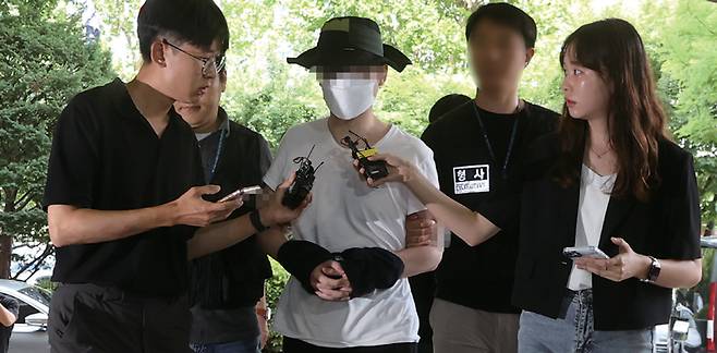 2024년 8월1일 이웃 주민에게 일본도를 휘둘러 살해한 혐의로 긴급체포된 E씨가 구속 전 피의자 심문을 받기 위해 법원으로 들어서고 있다. ⓒ연합뉴스