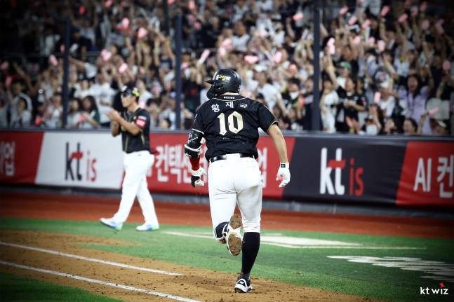 황재균이 KT 팬들의 응원 속에 1루로 달려가고 있다. /사진=KT 위즈 제공