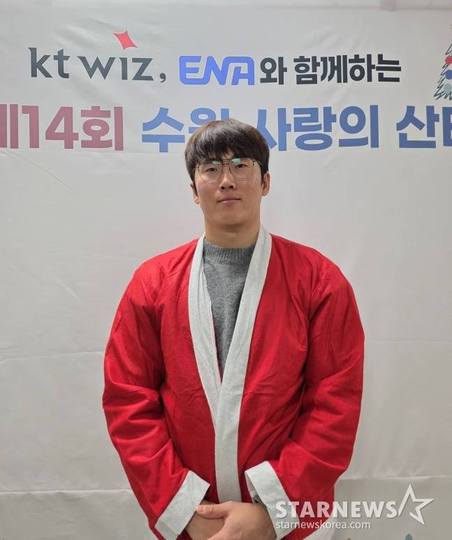 KT 허경민이 19일 수원시청 대강당에서 열린 2025 수원 사랑의 산타 행사에 참가해 스타뉴스와 인터뷰에 응했다. /사진=김동윤 기자