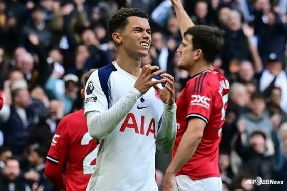 브레넌 존슨(가운데)이 영국 런던의 토트넘 홋스퍼 스타디움에서 열린 2025~2026시즌 잉글랜드 프리미어리그(EPL) 11라운드 후반전 오프사이드로 득점이 취소되자 아쉬워하고 있다. /AFPBBNews=뉴스1