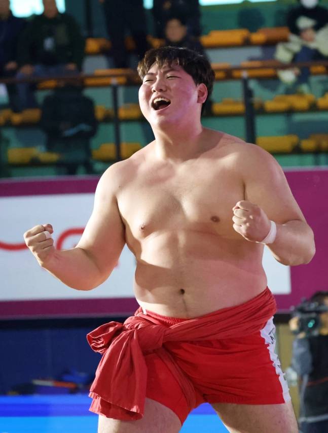 최성민이 우승을 확정하고 포효하고 있다. /사진=대한씨름협회 제공
