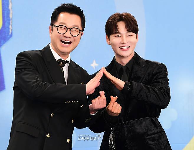 방송인 지상렬(왼쪽)과 가수 박서진. <강영국 기자>