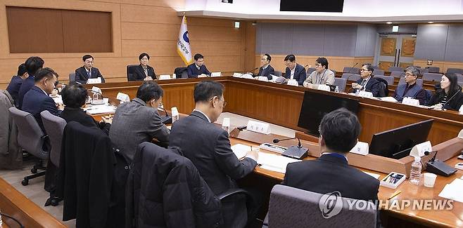 국민연금기금운용위원회 회의 모습 2025년 12월 15일 서울 종로구 정부 청사에서 
국민연금기금운용위원회가 열렸다.
[보건복지부 제공]