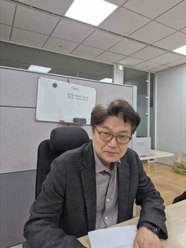 연합뉴스와 [삶] 인터뷰 중인 김경록 고문 [윤근영 기자 촬영]