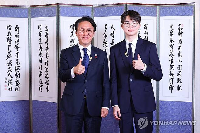 페이커 만난 김민석 국무총리 (서울=연합뉴스) 김민석 국무총리(왼쪽)가 지난 18일 서울 국무총리 공관에서 프로게이머 '페이커' 이상혁 선수와 만나 인터뷰 시작 전 기념사진을 찍고 있다. 2025.12.20 [총리실 제공. 재판매 및 DB금지] photo@yna.co.kr