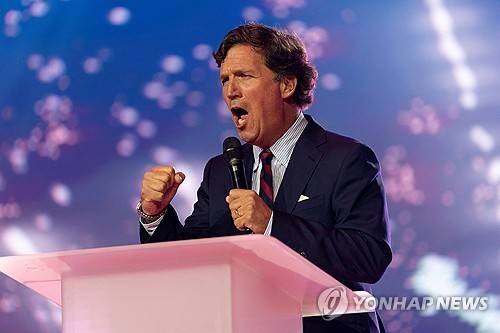 터커 칼슨 (피닉스 로이터=연합뉴스) 2025년 12월 18일 미국 애리조나주 피닉스에서 개막한 '아메리카페스트 2025' 행사 첫날에 우파 논객 터커 칼슨이 연설하고 있다. (REUTERS/Cheney Orr) 2025.12.20.