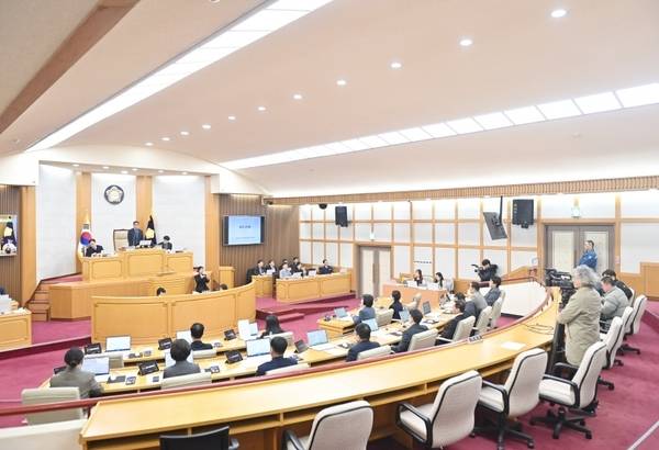 파주시의회는 18일 제260회 제2차 정례회를 열고 파주시가 제출한 내년도 예산안 중 기본생활안정지원금 530억 9천만 원 전액을 삭감하고 2025년도 의사일정을 마무리했다. 파주시의회 박대성 의장이 폐회를 선언하고 있다. 2025.12.18 /파주시의회 제공
