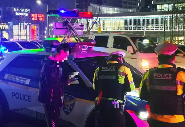 연말 연시를 맞아 음주운전 사고 위험성이 커지자 경찰이 대대적인 단속에 돌입했다. 사진은 최근 경기남부경찰청이 수원시청역 인근 도로에서 음주단속을 하는 모습. 2025.12.18 /고건기자 gogosing@kyeongin.com