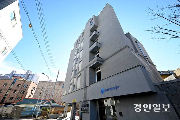 경기도와 경기주택도시공사(GH)의 ‘경기도형 빈집정비 시범사업’을 통해 흉물로 방치되던 평택시의 한 빈집이 공공임대주택으로 재탄생해 지역 주민들로부터 큰 호응을 얻고 있다. 사진은 21일 평택시 이충동 공공임대주택 모습. 2025.12.21 /최은성기자 ces7198@kyeongin.com