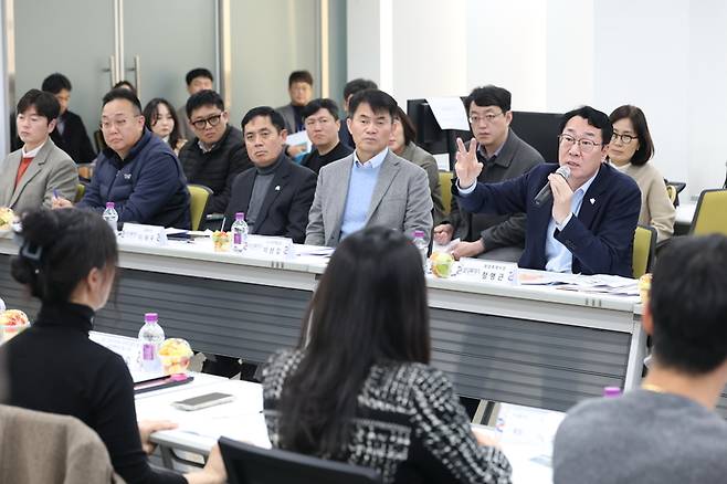 정명근 화성특례시장이 지난 19일 '2025년 4분기 소통간담회'에서 발언하고 있다. 사진=화성특례시청