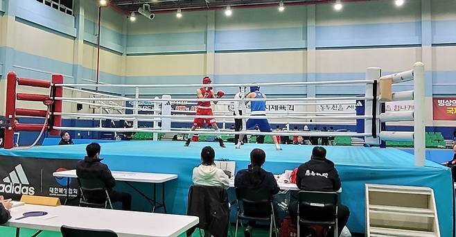 21일 동두천국민체육센터에서 진행된 2025 경기도복싱협회장배 복싱대회서 출전 선수들이 경기를 치르고 있다. 사진=경기도복싱협회