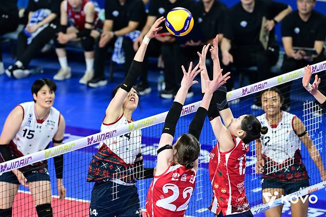 21일 화성종합체육관에서 열린 프로배구 진에어 2025~2026 V리그 여자부 경기에서 현대건설 양효진이 IBK기업은행 블로킹위로 강스파이크를 하고 있다. 사진=한국배구연맹