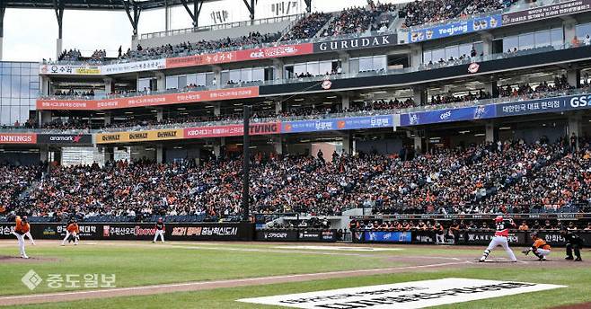대전 한화생명 볼파크를 찾은 많은 야구팬들이 한화이글스와 기아타이거즈의 경기를 지켜보고 있다. 이성희 기자 token77@