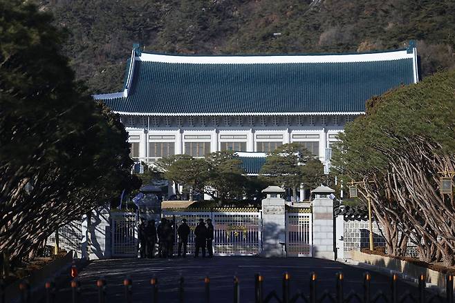 대통령 집무실 청와대 복귀가 임박한 21일 종로구 청와대 앞에서 경찰이 외곽을 점검하고 있다./연합뉴스