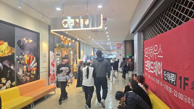 21일 전주시 효자동의 한 초밥 뷔페 앞에 사람들이 순서를 기다리고 있다. /사진=김경수 기자