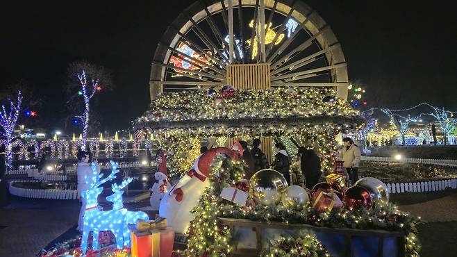 지난 20일 ‘별빛 산타 레이크' 점등식이 열린 송해공원 전경. /최상진 기자