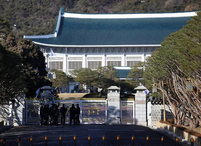 ▲ 대통령 집무실 청와대 복귀가 임박한 21일 종로구 청와대에 경찰이 외곽을 점검하고 있다.연합