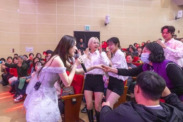 2025 송년 음악회에서 전유진 가수가 노래를 부르며 방청객에 앉은 한 펜클럽 회원에게 인사를 하고 있다. 칠곡군 제공