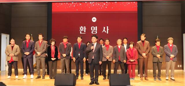 지난 20일 구미시을 당원협의회가 구미코 3층 대회의실에서 개최한 국민의힘 구미시을 당원교육에 앞서 국민의힘 소속 구미시을 시도의원들이 지켜보는 가운데 강명구 국회의원이 환영사를 하고 있다. 강명구 의원실 제공