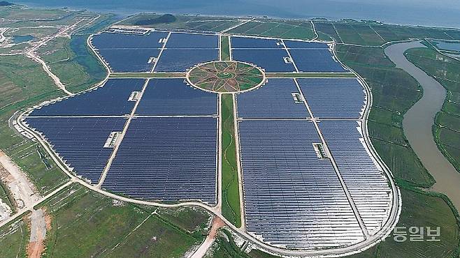 [무안=뉴시스] 배상현기자= 29일 중견 건설사인 (주)한양이 한국남부발전, KB자산운용 및 에너지인프라자산운용 등과 함께 전남 해남군 구성지구 일대에 부지 면적만 약 158만㎡(약 48만 평)에 달하는 국내 최대 규모의 태양광 발전소를 준공했다. (사진=한양 제공) 2020.06.29 praxis@newsis.com