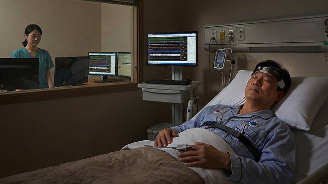 수면다원검사는 하룻밤 동안 생체신호를 기록해 수면의 질과 호흡 상태를 평가한다｜출처: Gemini