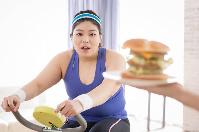 다이어트를 할 때 주위 사람들의 비협조도 체중을 줄이는 데 실패하게 하는 요인 중 하나로 꼽힌다. 사진=클립아트코리아