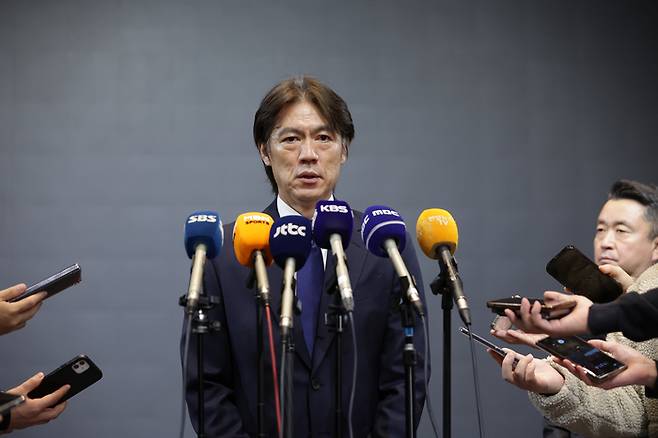 홍명보 축구대표팀 감독이 지난 19일 경기도 성남에 있는 더블트리 바이 힐튼호텔에서 열린 ‘제24회 홍명보장학재단 장학금 수여식’에 참석해 취재진과 인터뷰하고 있다. 사진 | 홍명보장학재단