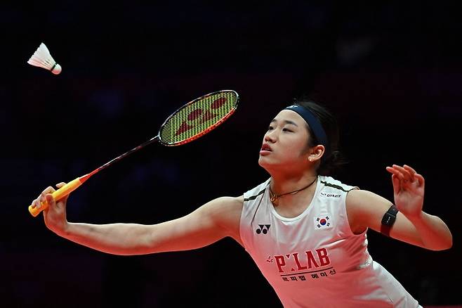 안세영이 21일 중국 항저우 올림픽스포츠센터에서 열린 세계배드민턴연맹(BWF) 월드투어 파이널 2025 여자단식 결승서 중국 왕즈이를 상대하고 있다. 사진 | 항저우=AFP 연합뉴스