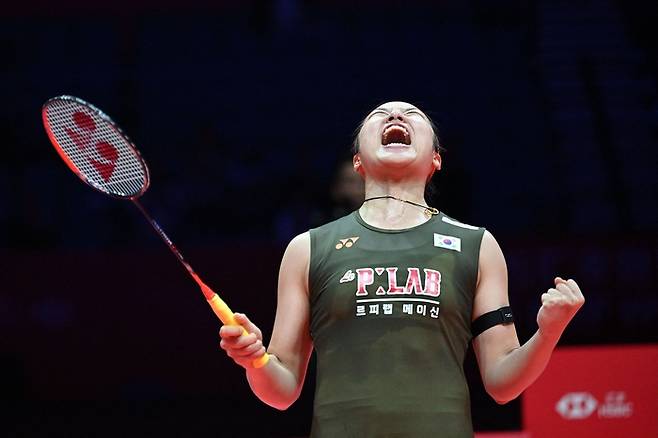 안세영이 20일 중국 항저우 올림픽스포츠센터에서 열린 세계배드민턴연맹(BWF) 월드투어 파이널 2025 여자단식 준결승서 일본 야마구치 아카네를 꺾고 환호하고 있다. 사진 | 항저우=AFP 연합뉴스