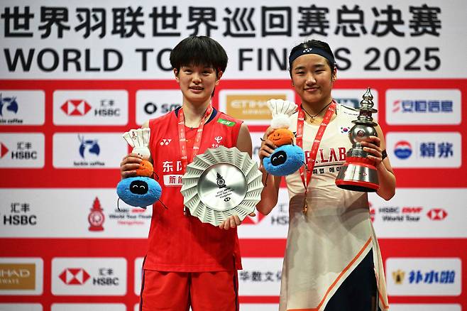 Gold medallist South Korea?s An Se-young (R), silver medallist China?s Wang Zhiyi pose with the trophies during the award ceremony for women?s singles final match at the BWF Badminton World Tour Finals at the Hangzhou Olympic Sports Centre Gymnasium in Hangzhou, in eastern China's Zhejiang province on December 21, 2025. (Photo by Jade Gao / AFP)<저작권자(c) 연합뉴스, 무단 전재-재배포, AI 학습 및 활용 금지>