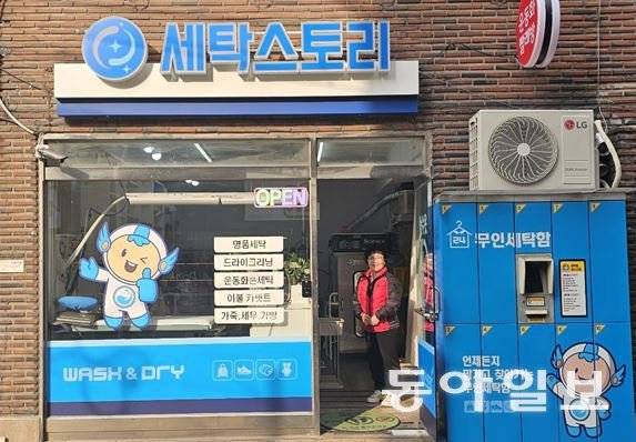 용성옥 씨가 서울 강서구에서 운영하고 있는 자신의 세탁소에서 포즈를 취했다.