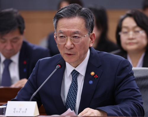 정성호 법무부 장관이 19일 정부서울청사 별관에서 이재명 대통령에게 업무보고를 하고 있다.  [연합뉴스]