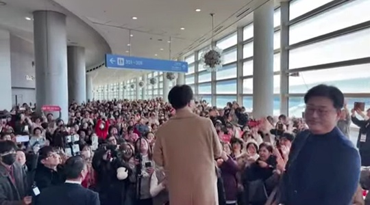 한동훈(가운데) 국민의힘 전 당대표가 21일 오후 경기 고양시 일산 킨텍스에서 토크콘서트를 시작하기 전, 행사장 입장권 없이도 자신을 직접 보기 위해 모여든 지지자들을 잠시 만나 인사말을 하고 있다. 오른쪽은 한동훈 지도부 최고위원을 지낸 김종혁 경기 고양병 당협위원장.<SNS 제보영상 갈무리>