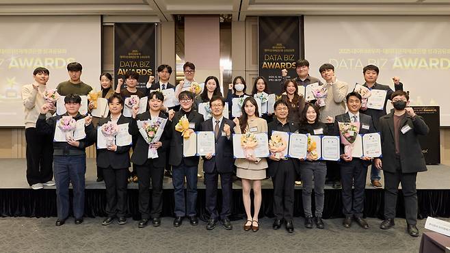 지난 19일 열린 '데이터 문제해결은행 경진대회' 시상식에서 양재수 한국데이터산업진흥원장(앞줄 왼쪽에서 다섯번째)을 비롯해 주요 수상자들이 시상식 후 기념촬영했다. 한국데이터산업진흥원 제공