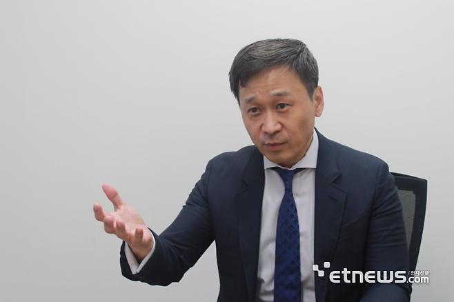 최윤석 가트너 시니어 파트너가 서울 삼성동 가트너 코리아 회의실에서 전자신문과 인터뷰하고 있다. 가트너 제공