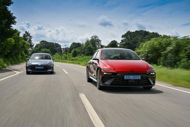 세련된 얼굴로 돌아온 더 뉴 아이오닉6 두 대가 도로를 질주하고 있다. 현대자동차 제공