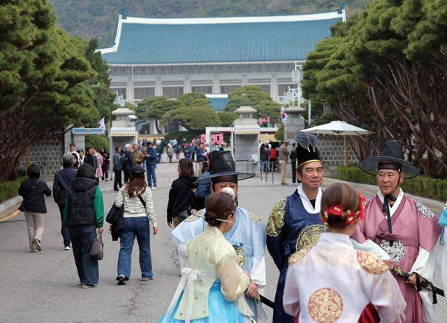 올해 4월 9일 서울 종로구 청와대를 찾은 관람객들이 경내를 오가고 있다. 뉴스1