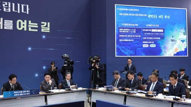 이재명 대통령이 12일 세종시 정부세종컨벤션센터에서 열린 국토교통부 업무보고에서 강주엽 행정중심복합도시건설청장의 대통령 세종집무실 및 국회 세종의사당 건립 관련 보고를 청취하고 있다. 연합뉴스