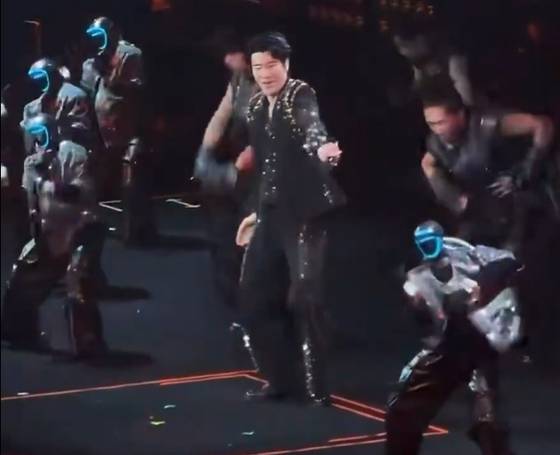 지난 18일 중국 청두에서 열린 가수 왕리훙의 콘서트 무대에 등장한 로봇 댄서들. 사진 엑스(X) 캡처