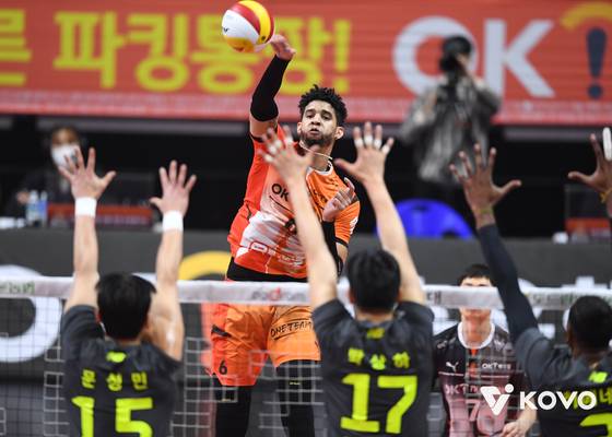 OK저축은행에서 활약하던 시절의 레오. [사진 KOVO]