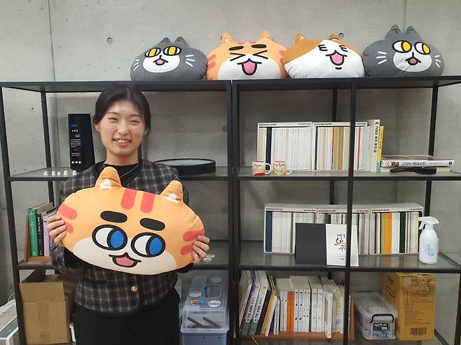 황연진 매니저가 궁디팡팡 캐릭터 인형을 보여주고 있다. 윤현주 기자