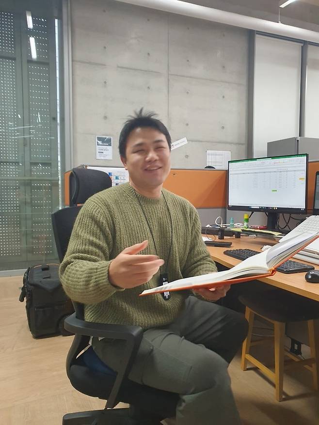 윤주영 매니저가 부스 설치 과정에 대해 설명하고 있다