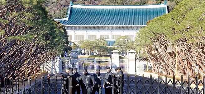 < 청와대 복귀 준비 한창 > 대통령실이 이달 중순부터 시작한 청와대 이전 작업을 오는 28일까지 마무리한다. 이재명 대통령은 연말께 청와대 집무실에서 공식 업무를 시작할 것으로 예상된다.﻿ 21일 경찰들이 청와대 진입로를 점검하고 있다.  문경덕 기자