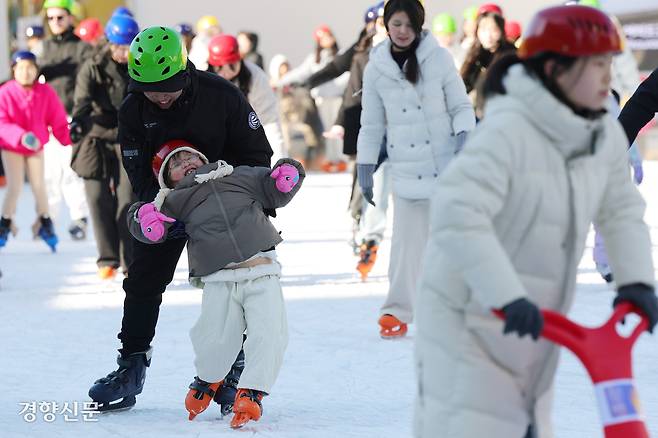 21일 서울 중구 서울시청 광장 스케이트장을 찾은 어린이가 넘어지려고 하고 있다. 정효진 기자